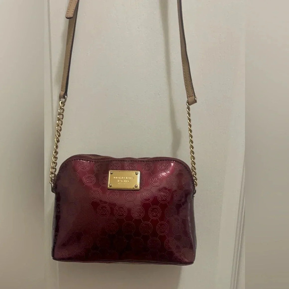 Michael Kors beautiful burgundy, colored Crossbody bag patent with half chain. - Picture 1 of 15